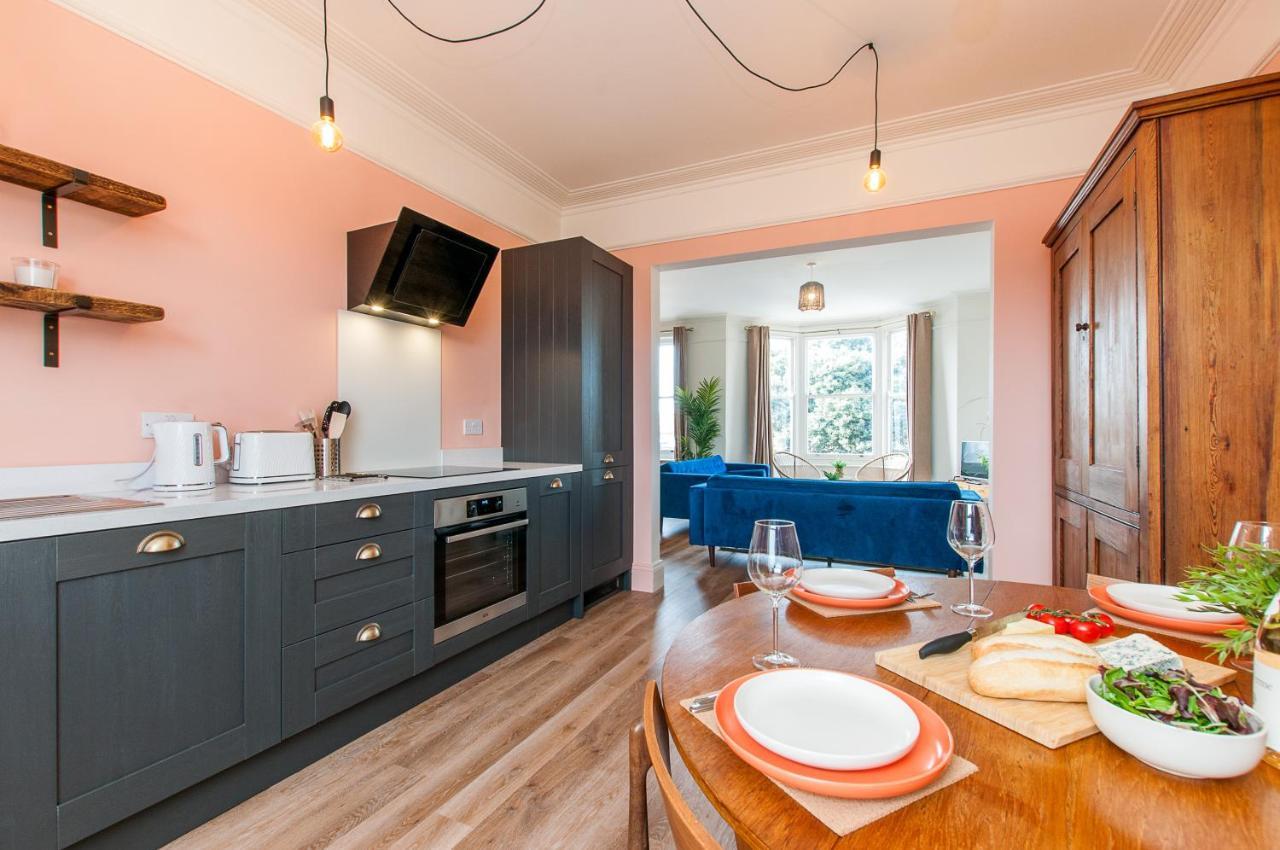 Queen Palm - - 3 Mins Walk To Apartment *