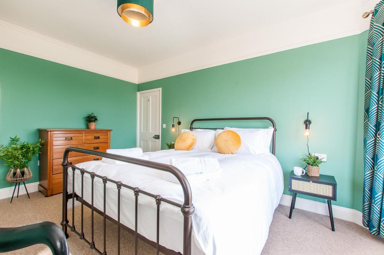 Queen Palm - - 3 Mins Walk To